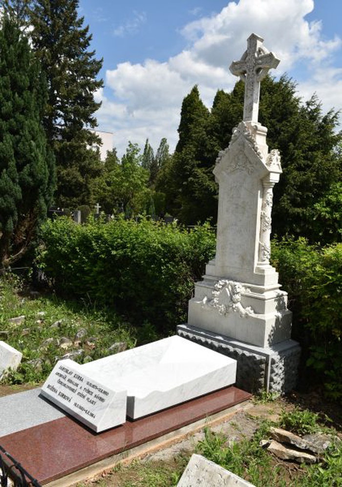 210520_Nahrobek_Kursa-6-422x600.jpg